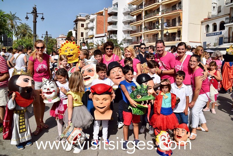 Trobada de gegants, cabeçuts i dracs petits (gathering of paper maché giants and bigheads, dragons and eagles – made by the children).