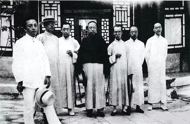 北京大学初期教师合影。左起：刘半农、沈尹默、陈大齐、马裕藻、张凤举、周作人、李玄伯