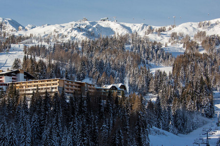 Práce ve špičkovém alpském hotelu není pro místní zajímavá, říká ředitel