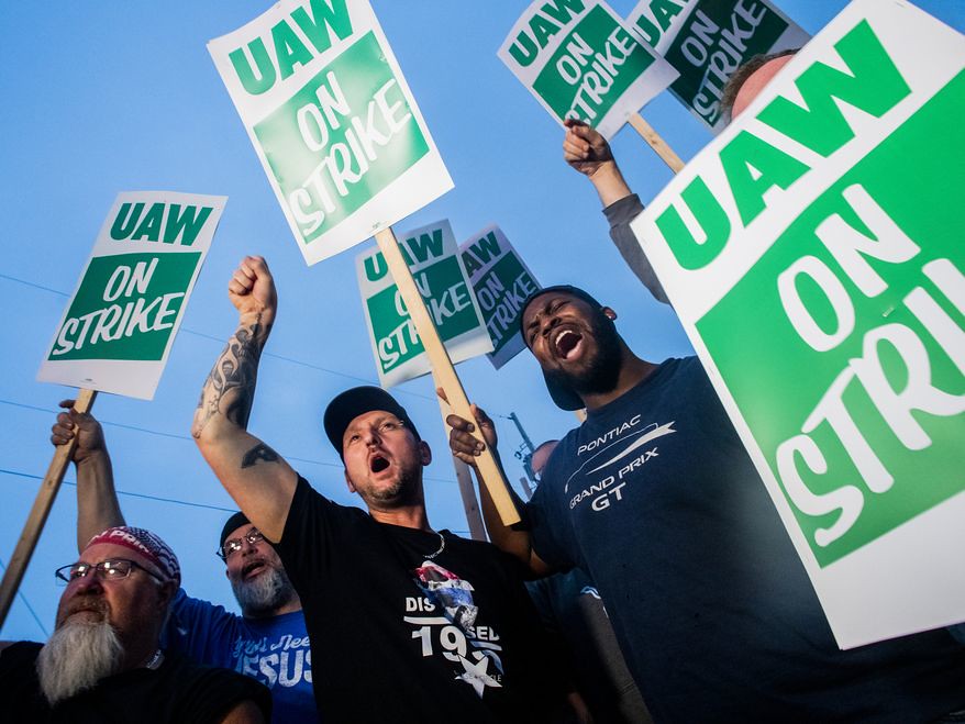 週一，美國各地的通用汽車工人展開罷工。（圖片來源：Jake May/AP）