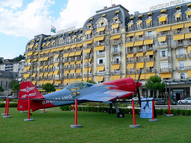 Suisse, Montreux, un avion d'acrobatie Breitling devant le Palace