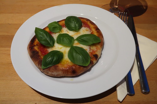 Kleine Pizza Napoletana (mit San-Marzano-Tomate von unserem Balkon)