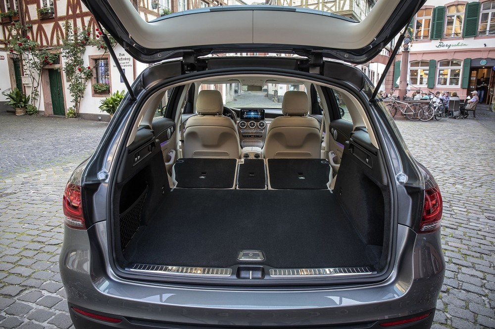 The new Mercedes-Benz GLC 寬敞的車室空間與動感的視覺感受，充滿科技感的內裝設計語彙提供駕駛相當自在而活潑的室內空間感