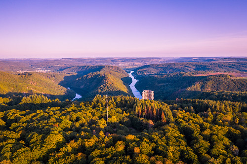 landscape view forest trees woods river water sky clouds sunset dawn evening mood sunlight sunshine light colors details tower structure wanderlust aerial travel visit explore discover baumwipfelpfadsaarschleife saarschleife saarland germany photography hobby drone djimavic2pro