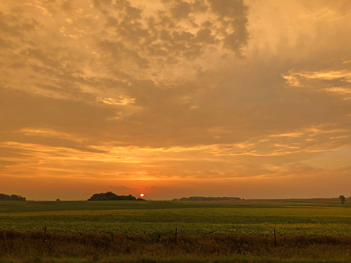 iowa cerrogordo county highwayb20 rurallandscape early morning sunrise oldadage weatherforecast rain beanfield
