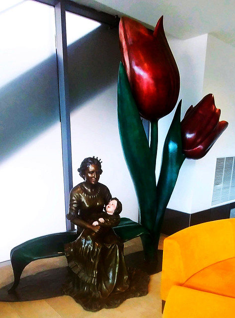 Sculpture depicting mother Queen Juliana, and baby Princess Margriet, sitting on a tulip leaf