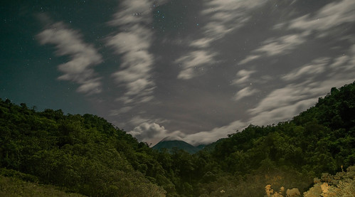 volcán noche cielo estrella nubes selva árboles stayathome
