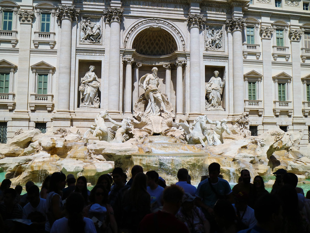 Fontana di Trevi llena de gente Fontana di Trevi llena de gente