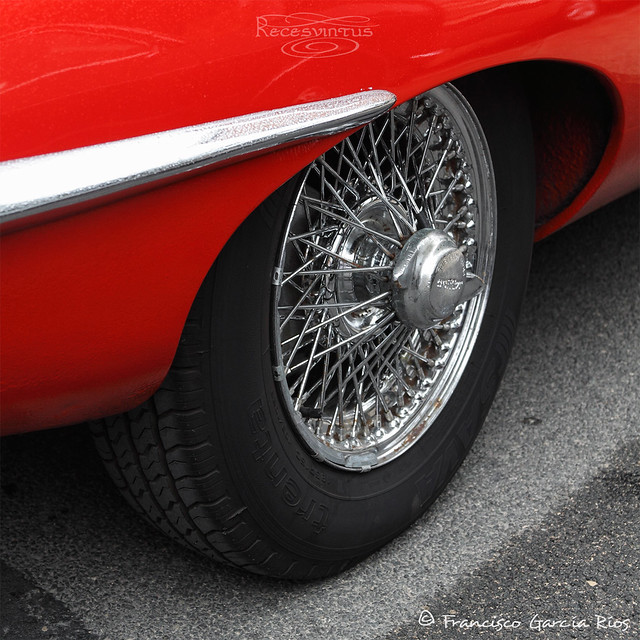 Jaguar E-Type 4.2 (1966) (III) (detalle de una rueda) / Jaguar E-Type 4.2 (1966) (III) (Close-Up wheel detail)