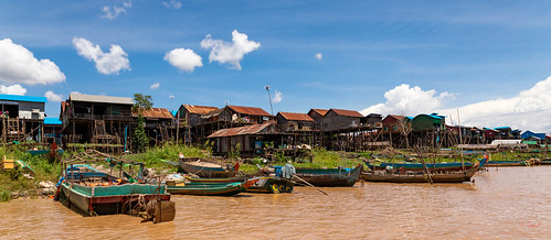 canoneos5dmarkiv canon eos 5d siemreap cambodia 2019 tonlésaplake boeungtonlesap lake water boats siemreapprovince stilthouse