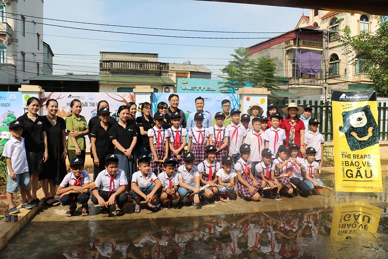 A group photo of teachers and students together with Animals Asia