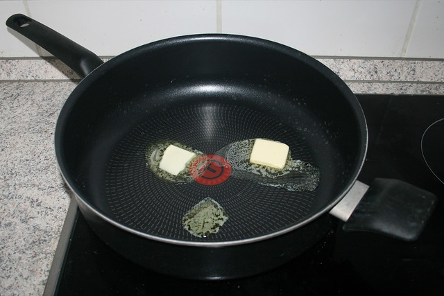01 - Butter in Pfanne erhitzen / Heat up butter in pan