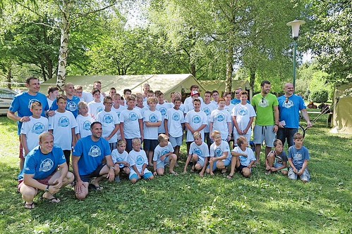 Udeleženci vaterpolo kampa v Kamniku skupaj z olimpijskima prvakoma Andrijo Prlainovićem in Filipom Filipovićem