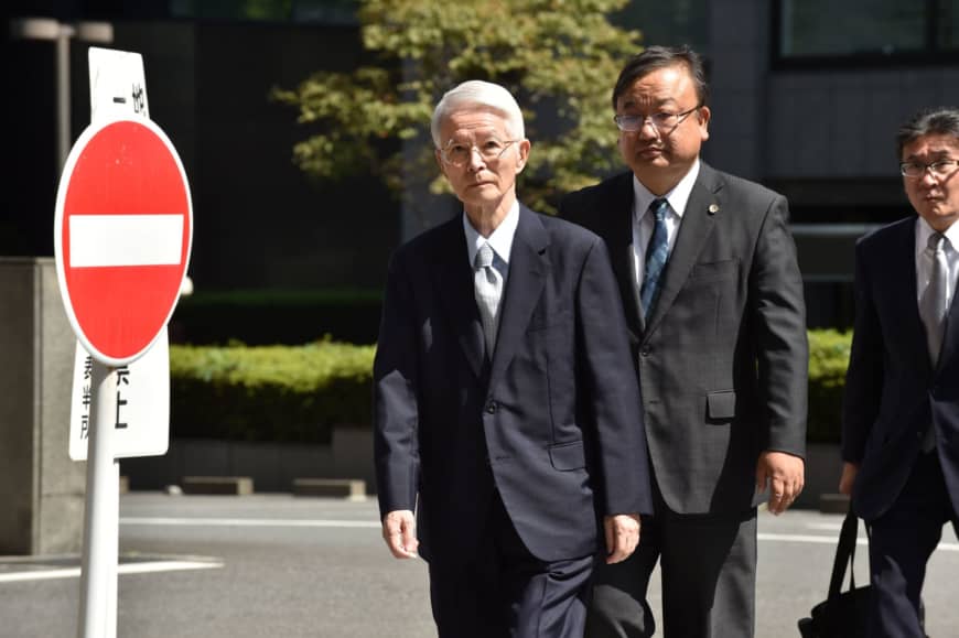 前東京電力公司會長勝俁恆久（左）於週四（9/19）抵達東京地方法院。（圖片來源：AFP）