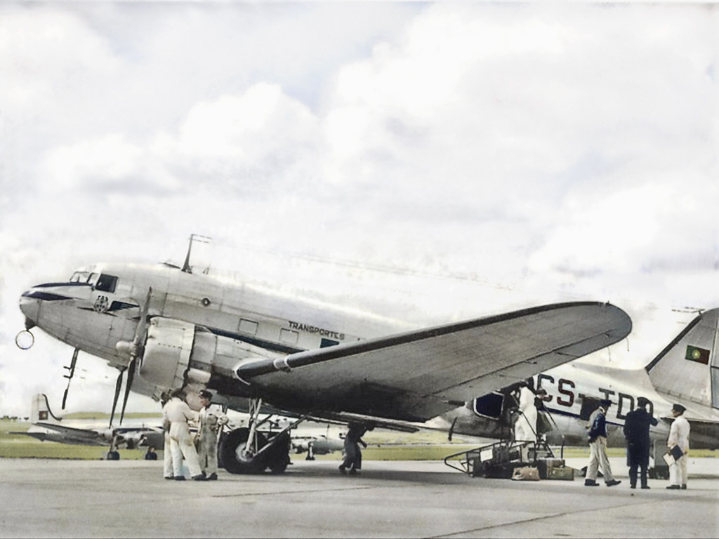 Linha Aérea Imperial preparativos de saída do DC-3 CS-TDD para África, Aeroporto da Portela, 1950 (Cte. Amado da Cunha; Col. Ant.º Fernandes)
