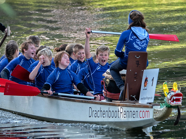 dragon boat racing / Drachenbootrennen