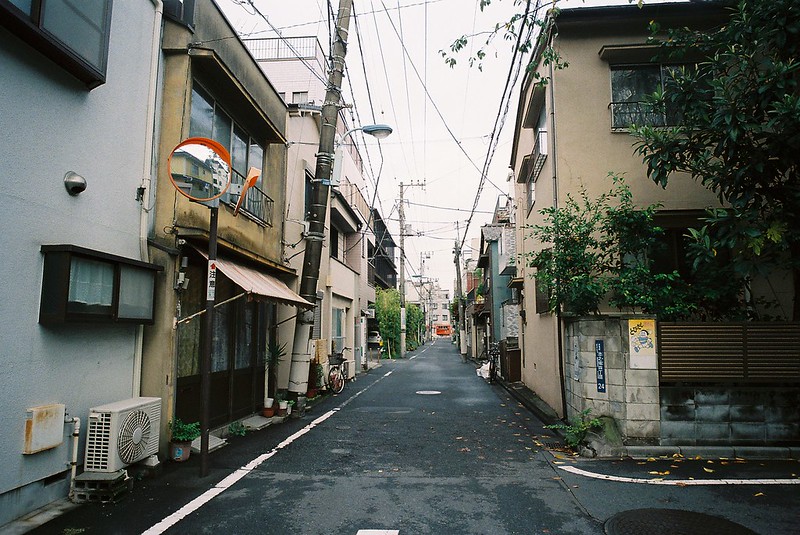 Leica M2+Voigtlander COLOR SKOPAR 21mm F4+Kodak Ultramax400東京良い道しぶい道 へび道 よみせ通りへび道に続く路地