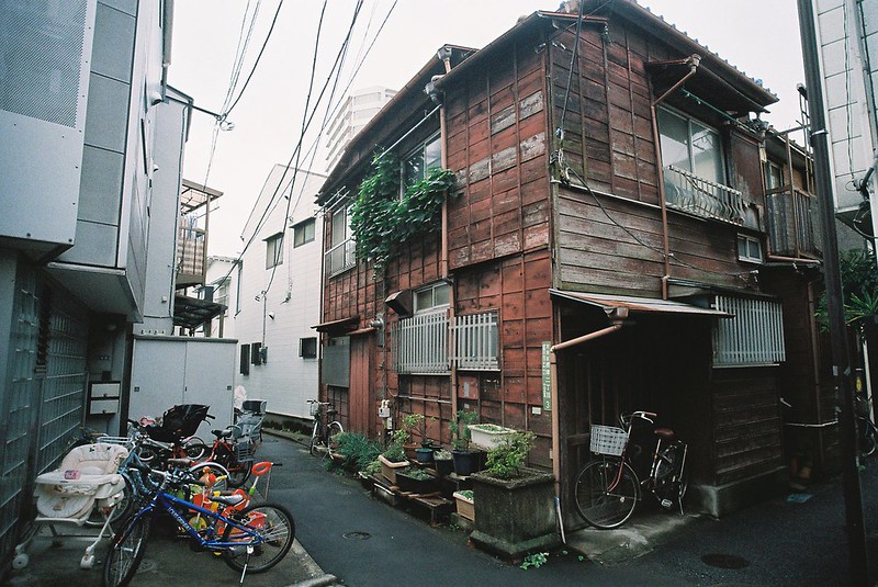 Leica M2+Voigtlander COLOR SKOPAR 21mm F4+Kodak Ultramax400東京良い道しぶい道 へび道 よみせ通りへび道に続く狭隘路地の古民家