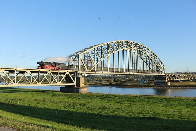 VSM 23 071 en 23 076 met blokkendoos rijtuigen over de spoorbrug Oosterbeek die overspant de Nederrijn bij Arnhem.