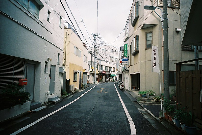 Leica M2+Voigtlander COLOR SKOPAR 21mm F4+Kodak Ultramax400東京良い道しぶい道 へび道 よみせ通り団子坂下に続く道を越えたよみせ通りの手前