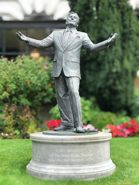 Tony Bennett statue