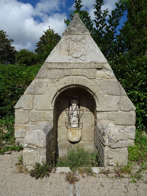Fontaine et lavoir du bourg de Plonéis (Finistère)