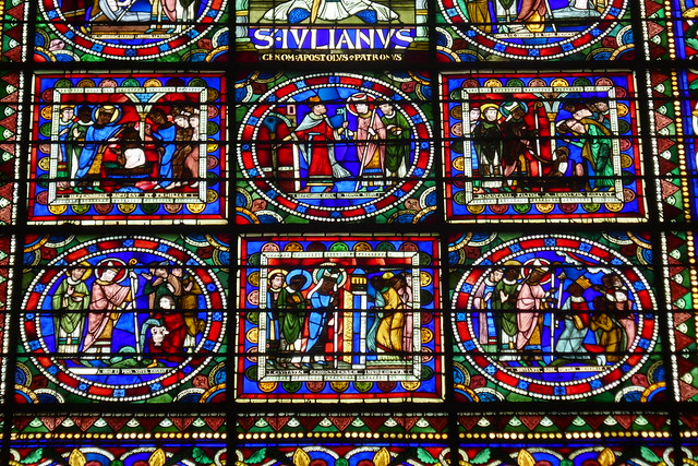 Vitrail de la vie de Saint Julien (XIIe-XIXe), cathédrale St Julien (XIe-XVe), cité Plantagenêt, Le Mans, Sarthe, Pays de la Loire, France.,
