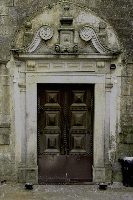 Puerta lateral de la Catedral (Evora)