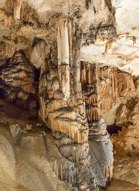 Grotte de Limousis.. cave of Limousis..  ( Aude )