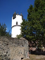 Der Bergfried (Gefängnisturm) am Schloß Steinheim