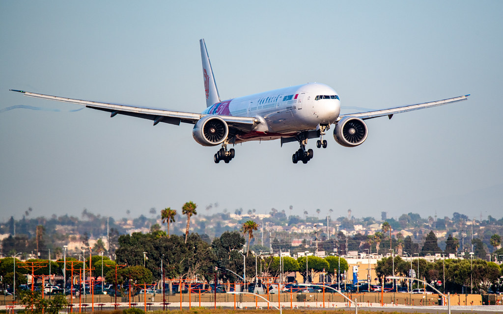 Boeing 777-300ER Lands at LAX