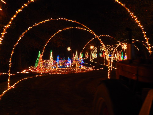 tractor hayride christmas mikesfarm northcarolina lights