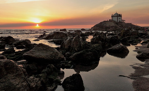 sunset sun sol pordosol miramar chapel senhordapedra porto portugal europa europe vilanovadegaia praia beach rochas reflexos reflections rocks