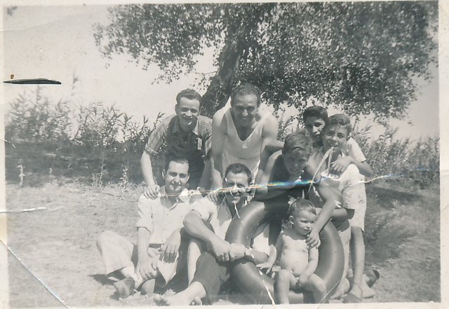 Con unos amigos en la Playa de Safont junto al río Tajo. Colección de Tomás García del Cerro