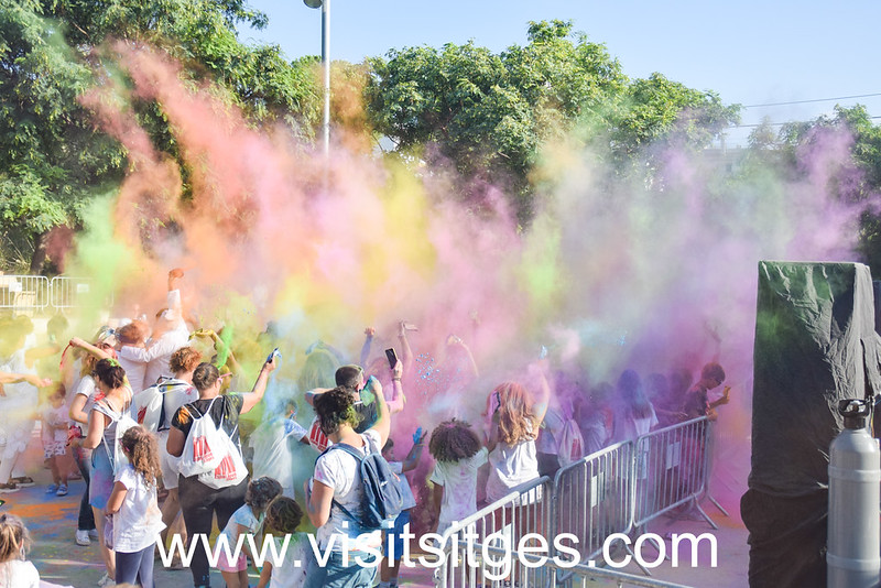 La concejalía de Infancia y Juventud se estrena con la fiesta Holi Colors
