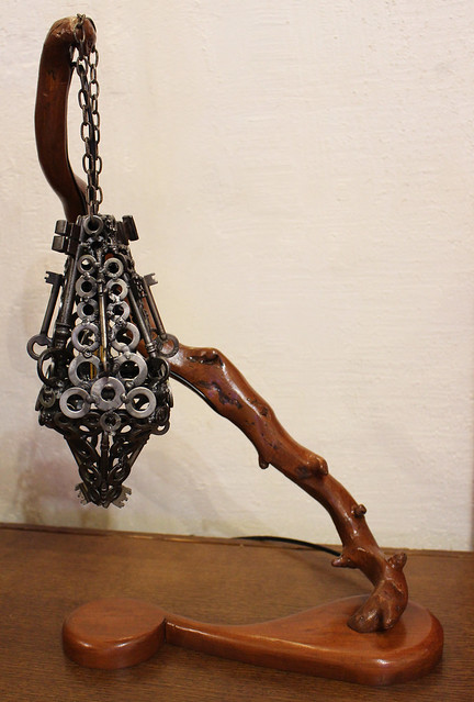 Sculpture Bois / Métal : Lampe clef suspendue.