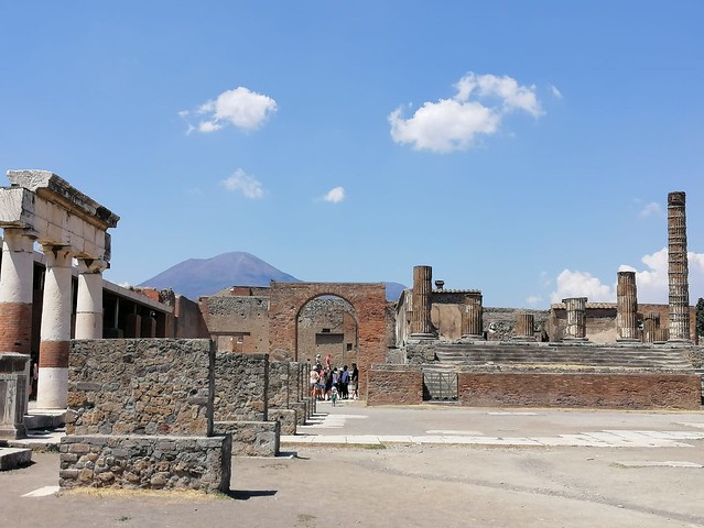Non ci sono parole per descrivere l'emozione che si prova nel visitare Pompei. Si può solo ammirare in silenzio, e respirare la storia.