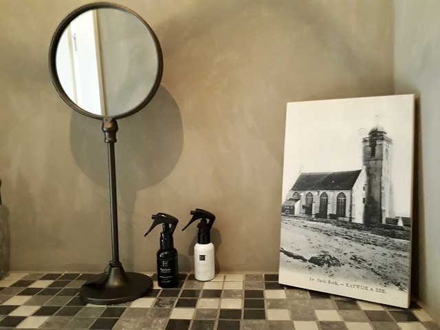 Spiegel Rituals parfum zwartwit foto toilet landelijk