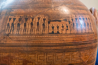 Aufbahrung einer Toten, umgeben von Personen mit Klagegesten, Dipylon-Amphora