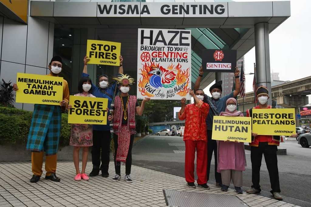 綠色和平組織，到雲頂集團總部外示威抗議，他們身穿半島與沙巴、砂拉越的各族傳統服裝，戴著口罩，高舉寫上“恢復泥炭地”、“保護森林”等海報。其中讓人矚目的，是寫著“煙霾，是有雲頂種植公司帶來的”，標題下畫有一隻犀鳥困在熊熊大火中。照片：Greenpeace Malaysia