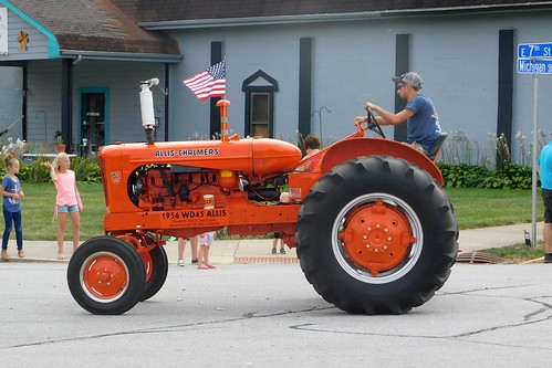 indiana burlingtonin parades parade tractor tractors tractorsdiggers