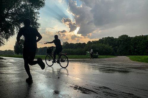 münchen bayern deutschland isar sun bike fahrrad running joggen sunset godrays light licht