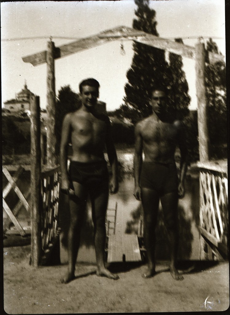 Fotografía de Eduardo Butragueño Bueno junto a Andrés López Rey, trampolín del club náutico de Toledo en la Playa de Safont en el Tajo