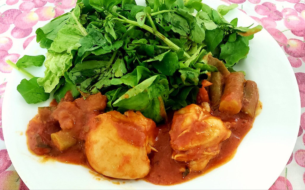 #041019 #jantar #frango com #quiabo #salada #agriao #dinner #chicken with #tomato #sauce and #okra
