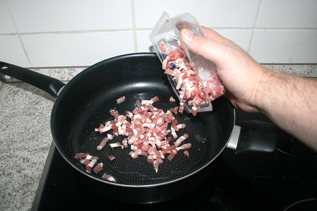17 - Speckstreifen in Pfanne geben / Put bacon stripes in pan
