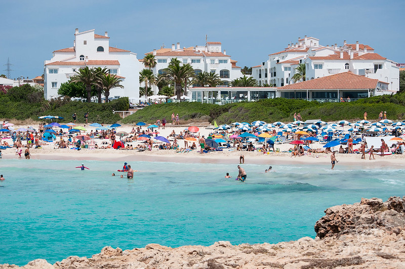 Cala en Bosch, una playa ideal para familias en Menorca