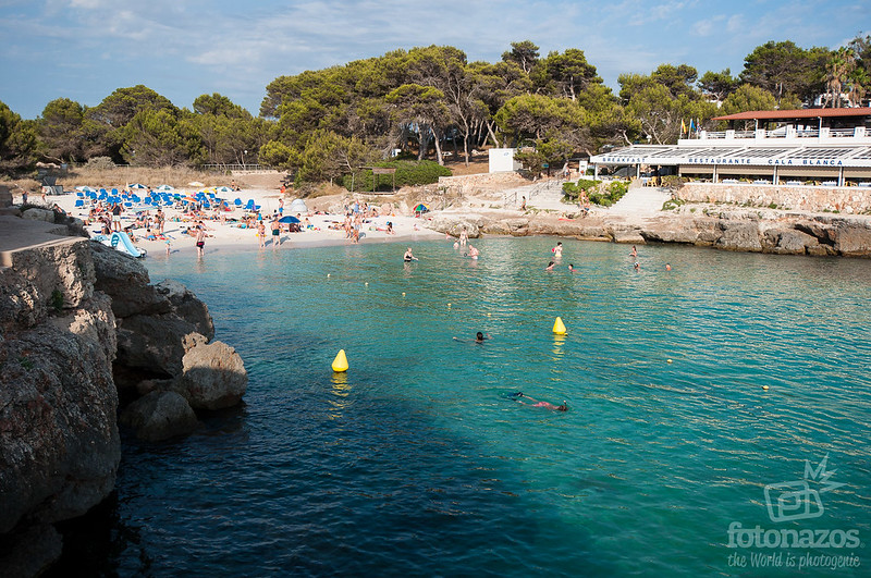 Cala Blanca: Playa de Aguas Cristalinas y Arena Blanca en Menorca