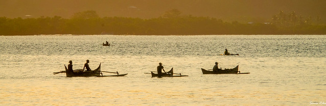 Pêcheurs au petit matin, dans la baie de Nosy Be, Madagascar.