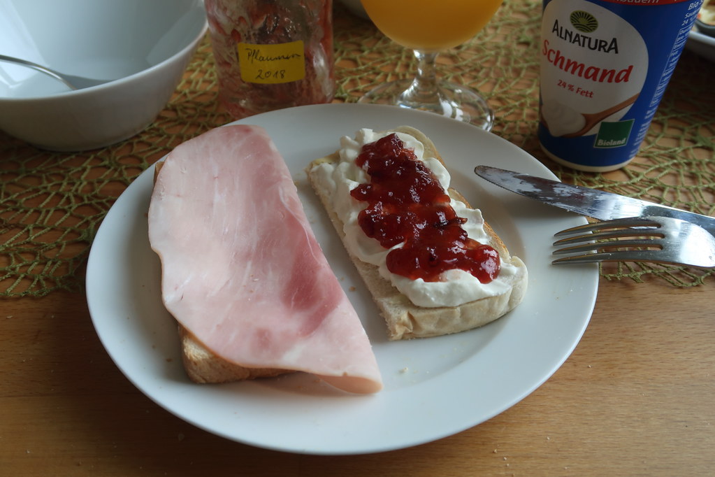 Toast mit Kochschinken bzw. mit Schmand und Erdbeermarmela… | Flickr