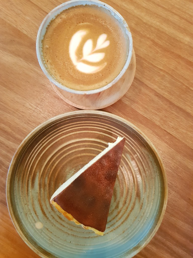 拿铁 Latte rm$11 & 巴斯克焦香乳酪蛋糕 Basque Burnt Cheecake rm$15 @ The Foxhole Bakery Cafe